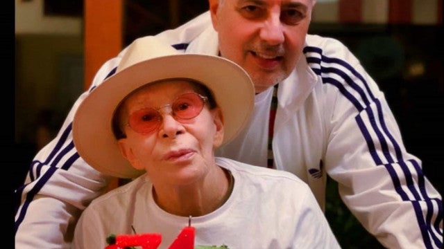 Rita Lee aparece de mãos dadas com o marido em nova foto nas redes sociais