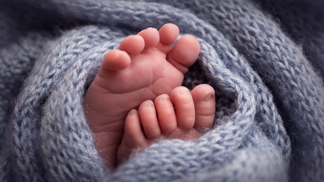 Bebê de um mês morre após ser internada com sinais de espancamento