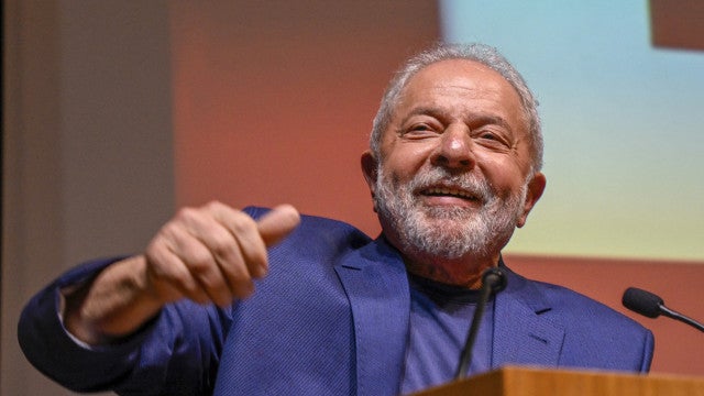 Lula anuncia lei de igualdade salarial, crédito e incentivo à ciência para mulheres