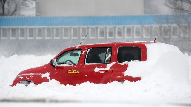 Idoso fica preso com carro na neve e sobrevive uma semana comendo biscoitos