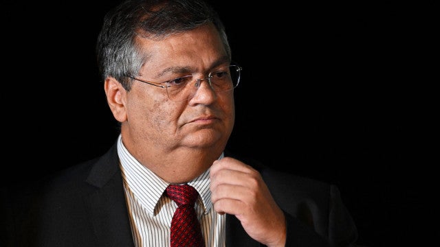 Dino promete confisco de armas de CACs não recadastradas no prazo