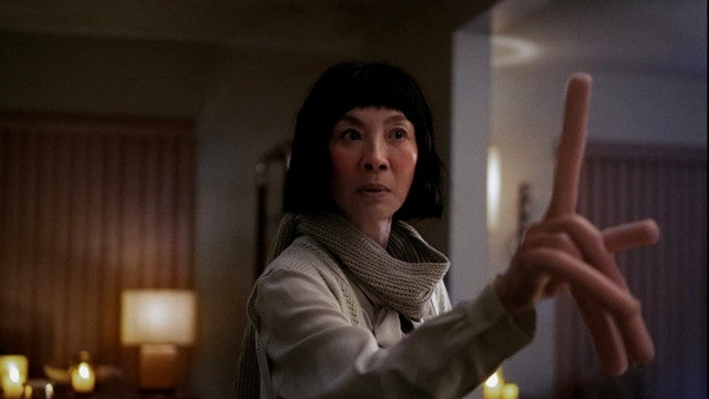 Leilão de ‘Tudo em Todo o Lugar’ vende dedos de salsicha e passa dos R$ 2 mi