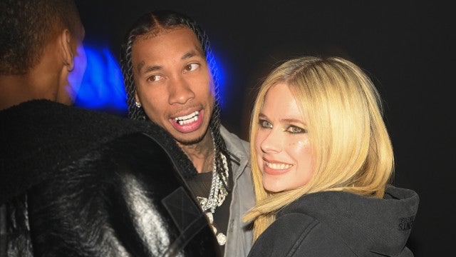 Avril Lavigne e Tyga são flagrados aos beijos na Paris Fashion Week