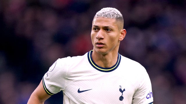 Richarlison tem gol anulado, sofre pênalti e dá passe em vitória do Tottenham