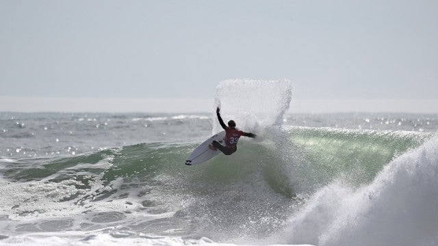 Chumbinho supera Slater; Ítalo Ferreira e outros 3 brasileiros avançam em Peniche