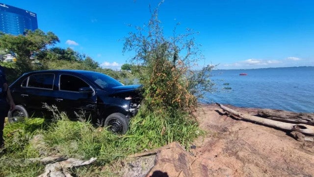 Após causar dois acidentes, motorista sai de carro e some em rio no RS