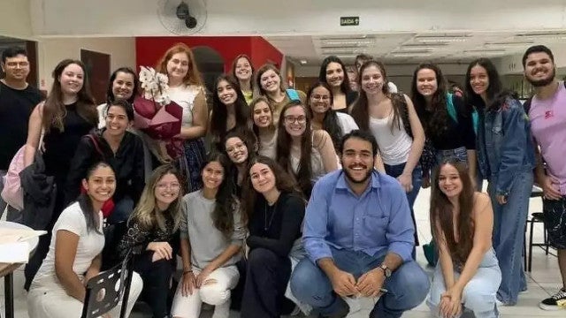 Universitária discriminada pela idade recebe homenagem de colegas