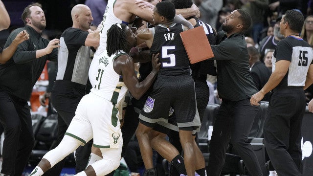 Bucks batem Kings com ‘double-double’ de Giannis em noite briga em Sacramento