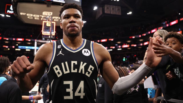 Milwaukee Bucks supera Suns e é o primeiro classificado aos playoffs da NBA