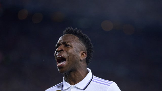 Vini Júnior é ameaçado por torcida do Barcelona durante clássico no Espanhol