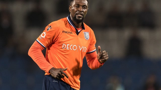 Ex-Arsenal e Manchester City, Adebayor anuncia aposentadoria aos 39 anos
