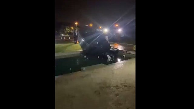Carro usado por deputado cai em espelho d’água no Palácio do Planalto