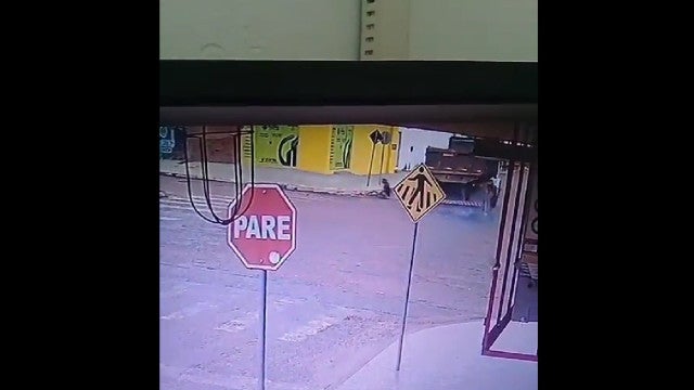 Passa por baixo de caminhão e escapa ileso de acidente inacreditável