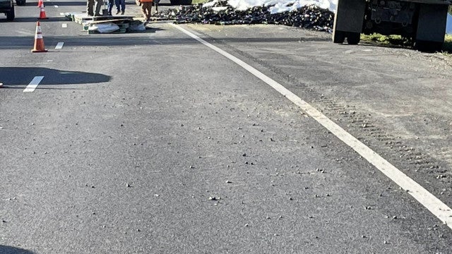 10 mil garrafas de vinho ‘invadem’ rodovia após acidente na Califórnia