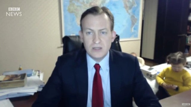 Lembra-se das crianças que invadiram entrevista do pai? Veja como estão