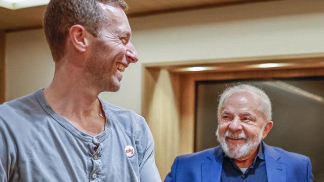 Lula brinca com violão em encontro com Chris Martin, do Coldplay