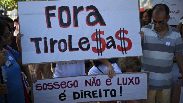Centenas em protesto contra tirolesas no Pão de Açúcar no Rio de Janeiro