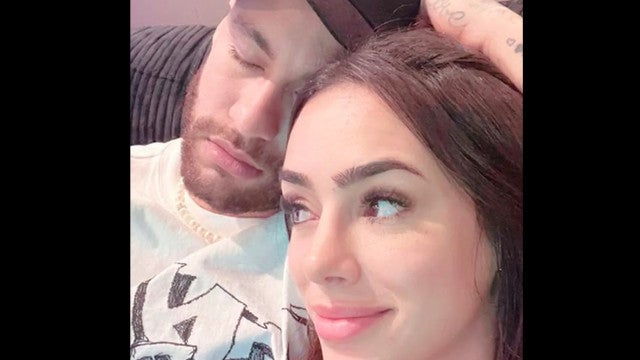 Neymar e Bruna posam juntinhos e ela diz:  "Encosta e dorme…"