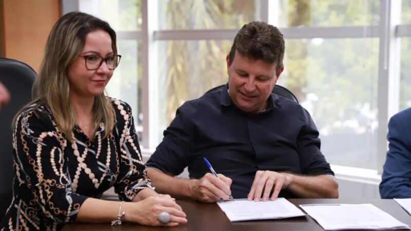 Sorriso: prefeito assina convênio que repassa R$ 800 mil para locação de transportes para acadêmicos