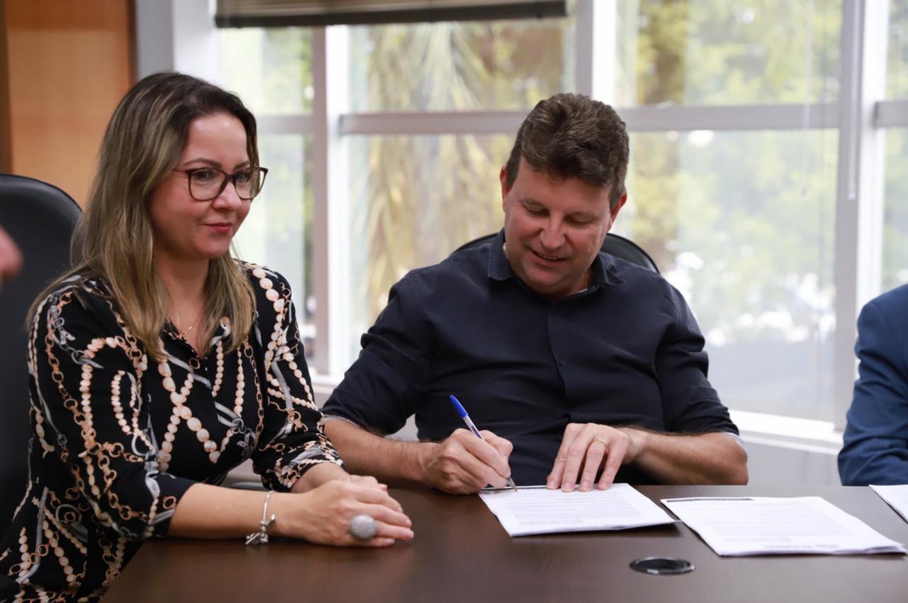 Sorriso: prefeito assina convênio que repassa R$ 800 mil para locação de transportes para acadêmicos