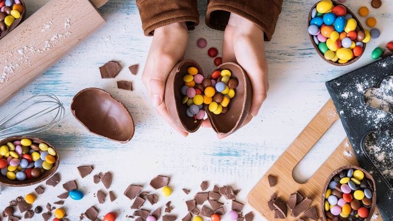 Páscoa: ovos quebrados ou derretidos devem ser trocados; conheça os direitos do consumidor