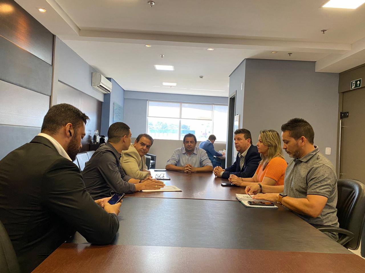Prefeito e comitiva se reúnem com governo do Estado para tratativas de mil apartamentos para Sorriso
