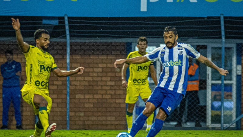Após assistência em vitória diante do Mirassol, Robinho se isola como jogador que mais participou de gols do Avaí em 2023