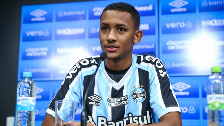 Recém-chegado ao Grêmio, André Henrique vibra com estreia vitoriosa