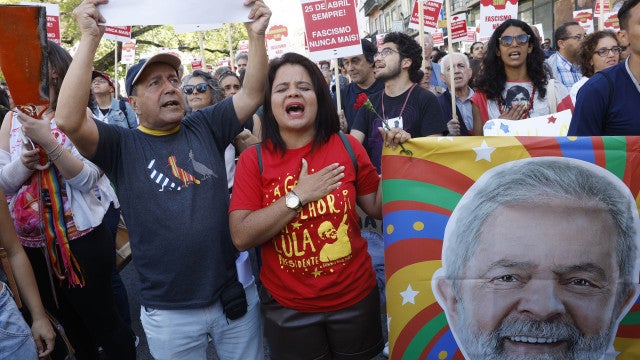 Batucada e cravos vermelhos na manifestação de apoio a Lula em Portugal