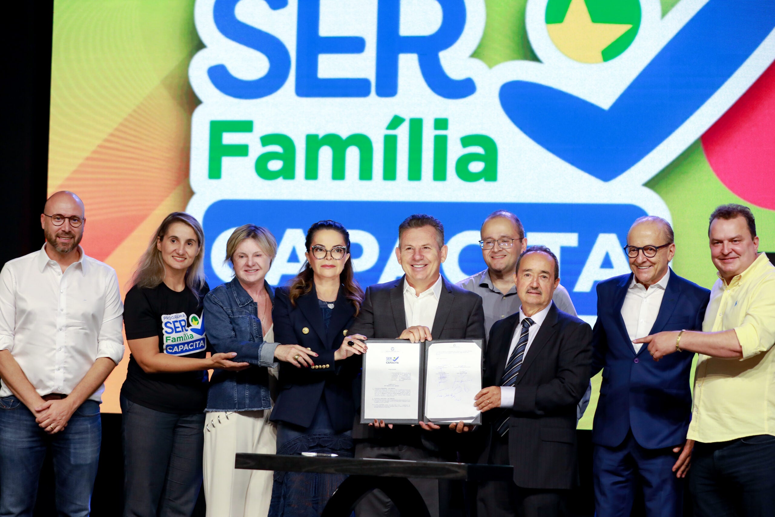 Governador e primeira-dama lançam programa para qualificar 50 mil mato-grossenses em 75 profissões