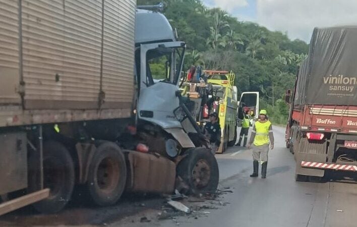 Carretas colidem em rodovia federal de Mato Grosso; motorista ferido