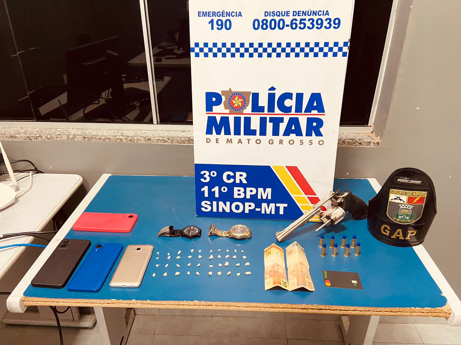 Cinco pessoas são presas pela Polícia Militar por porte ilegal de arma e tráfico