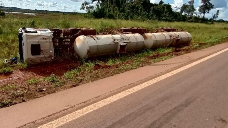 Carreta tomba após colisão com outras entre Sinop-Itaúba