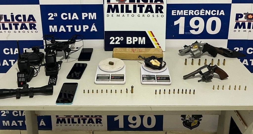Homem é preso pela PM com tablete de maconha, duas armas e 35 munições em Matupá