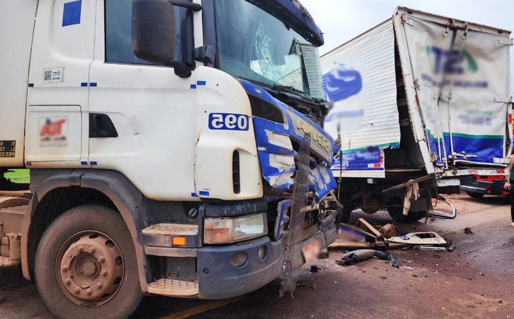 Engavetamento entre dois caminhões e carreta na BR-163 deixa motorista preso às ferragens