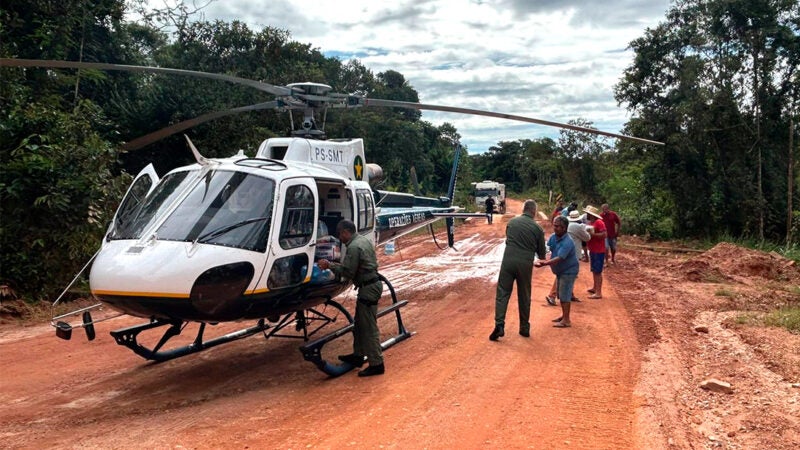 Governador decreta estado de emergência por conta de atoleiros na MT-170; helicóptero leva comida e água