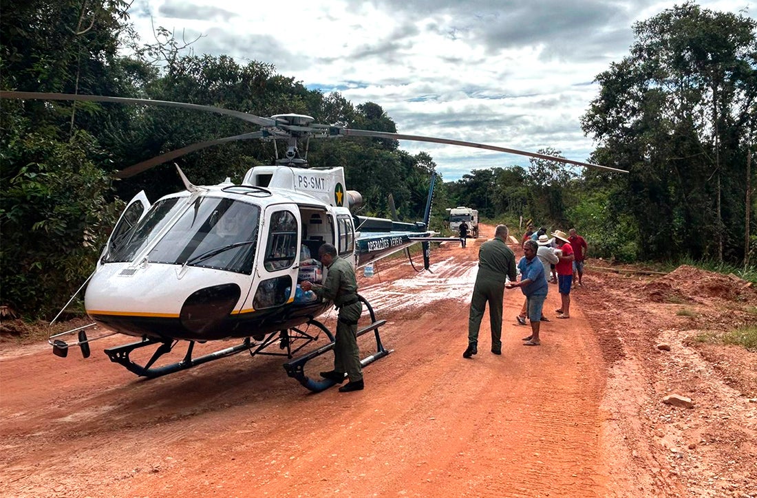 Governador decreta estado de emergência por conta de atoleiros na MT-170; helicóptero leva comida e água