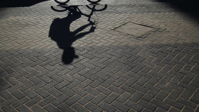 Criança de bicicleta atropela e mata idosa; pai é acusado de homicídio