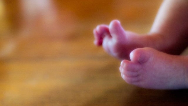 Bebê de dois meses morre após mãe adormecer sobre ele em Amambai