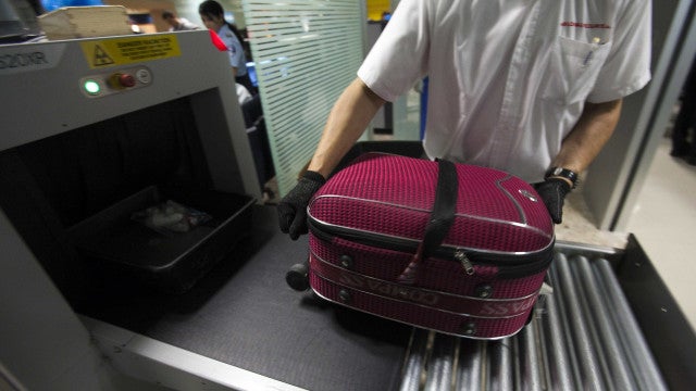 Agentes feridos após ataque de passageira no aeroporto de Phoenix