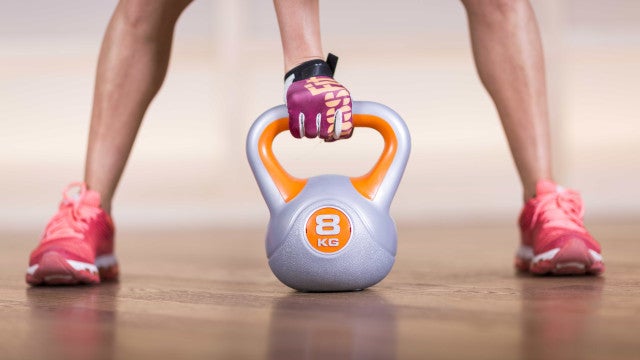 Mulher passa mal durante treino em academia de crossfit e morre em Goiás