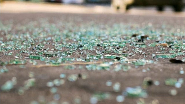 No PR, mulher corre para entrar em ônibus, tropeça e é atropelada em terminal