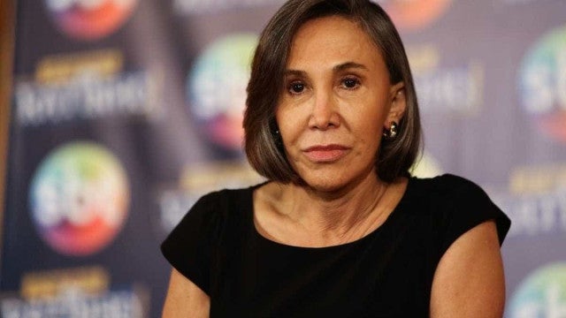 Florinda Meza, a Dona Florinda de ‘Chaves’, posa com fãs ao chegar ao Brasil