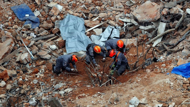 Parte de teto de hospital desaba em Itapevi, e vítima tem perna amputada