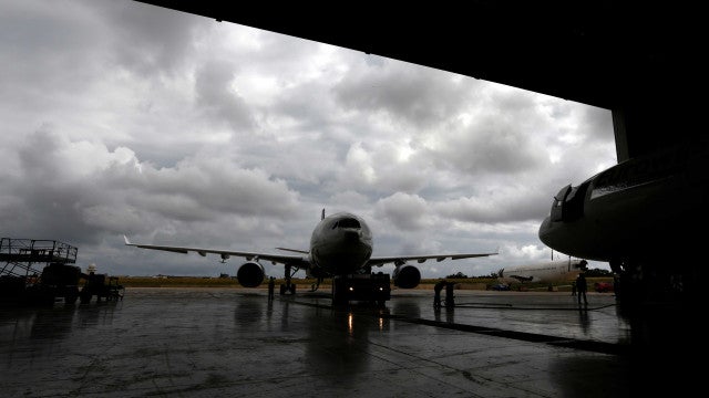 Turbina de avião pega fogo após decolagem nos EUA