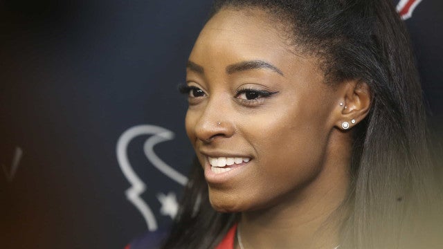 Simone Biles se casa com jogador da NFL em cerimônia íntima