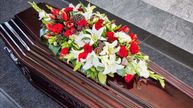 Crianças assassinadas em ataque a creche são veladas em clima de desolação em Blumenau