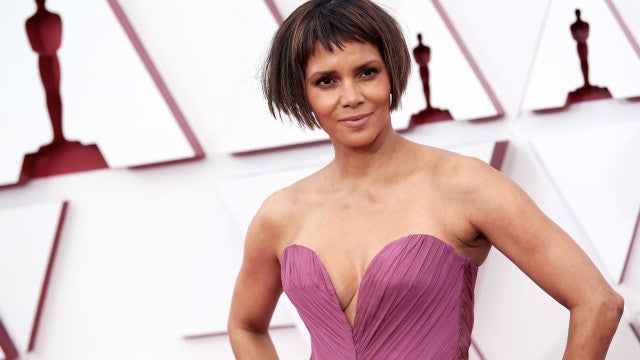 Aos 56 anos, Halle Berry posa nua… na varanda