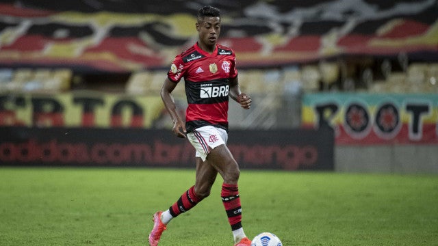 Bruno Henrique volta a ser relacionado no Flamengo após 10 meses e chora ao ver vídeo de lesão