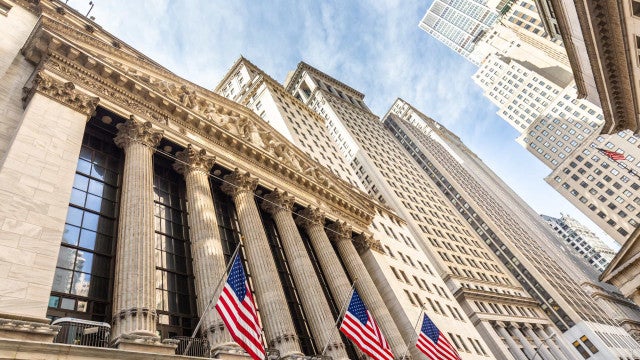 Governador de Montana assina lei que veta hormônio e cirurgia a menores trans